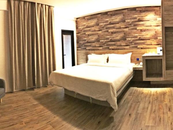 Hotel Legend Boutique : photo 8 de la chambre chambre lit king-size avec balcon