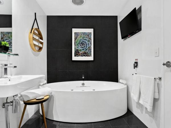 North Adelaide Boutique Stays Accommodation : photo 2 de la chambre studio avec baignoire spa