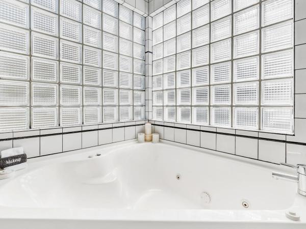 Serenity On Wakeman : photo 3 de la chambre suite deluxe avec baignoire spa