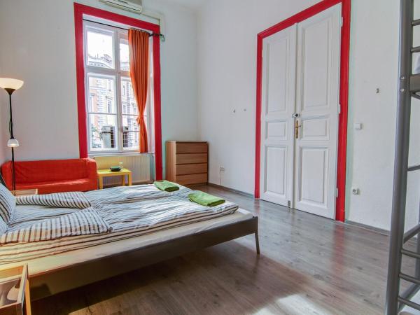 Pal's Mini Hostel : photo 3 de la chambre chambre familiale avec salle de bains privative