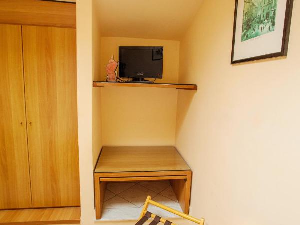 Hotel Villa Il Castagno : photo 8 de la chambre chambre simple avec salle de bains extérieure privative