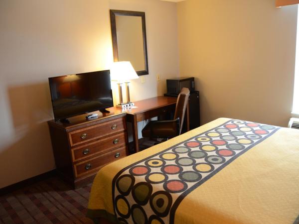 Super 8 by Wyndham Louisville/Expo Center : photo 3 de la chambre chambre lit king-size - non-fumeurs