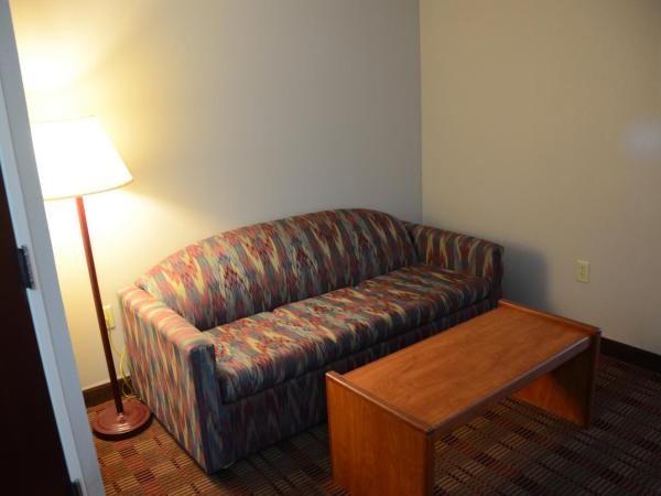 Super 8 by Wyndham Louisville/Expo Center : photo 4 de la chambre suite studio avec 2 lits queen-size - non-fumeurs