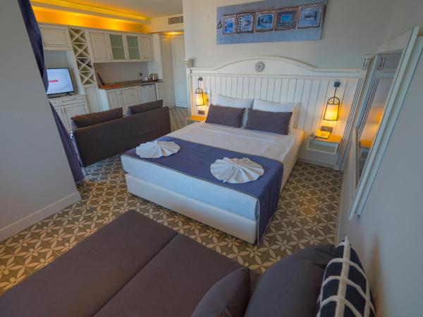 Marmaris Beach Hotel : photo 5 de la chambre suite avec terrasse et vue sur la mer