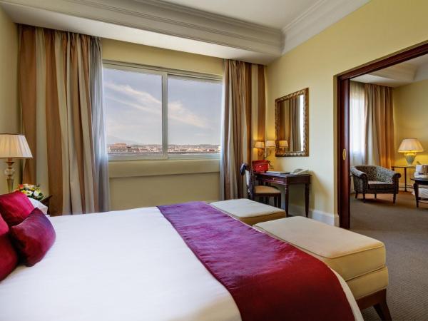 Mercure Catania Excelsior : photo 5 de la chambre grande suite avec lit double et balcon ou terrasse