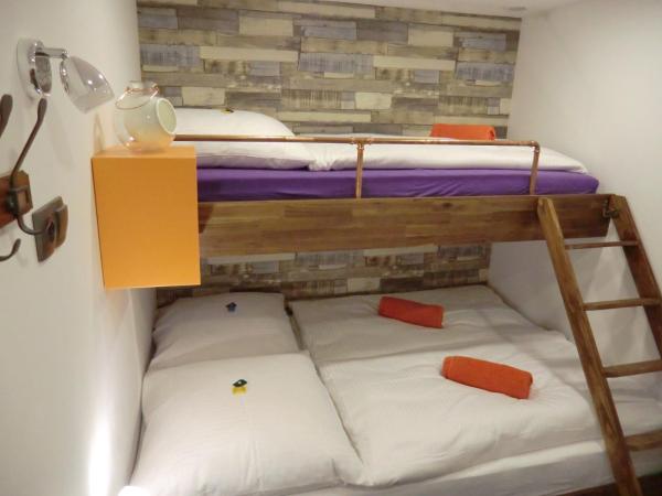 Cityflair Berlin Apartments & Rooms : photo 6 de la chambre chambre double ou lits jumeaux avec salle de bains commune