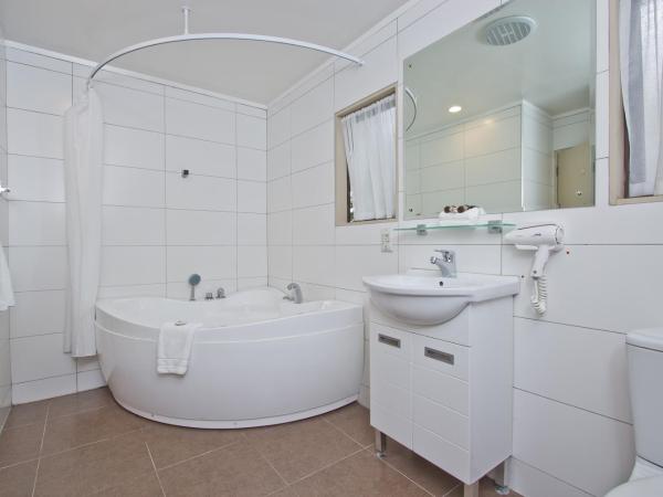 Airport Manor Inn : photo 7 de la chambre chambre lit queen-size avec baignoire spa