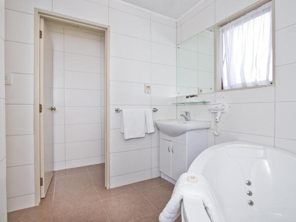 Airport Manor Inn : photo 3 de la chambre suite familiale 1 chambre avec baignoire spa