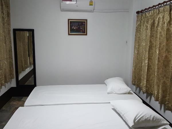 Aunt & Uncle's House : photo 6 de la chambre chambre double supérieure avec deux lits doubles