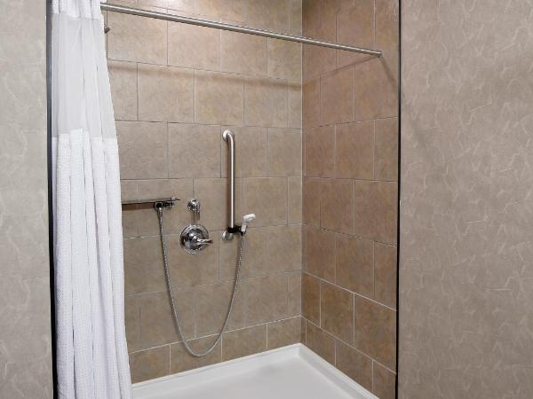 Best Western Blairmore : photo 3 de la chambre king room with walk-in shower - mobility accessible/non-smoking
