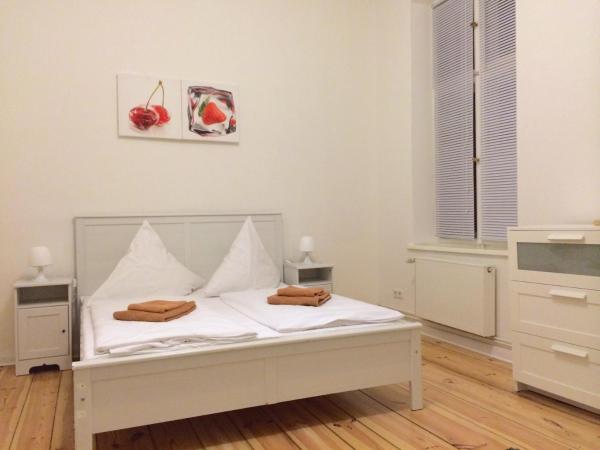 Rooms & Apartments near Zoologischer Garten : photo 8 de la chambre chambre double ou lits jumeaux avec salle de bains commune