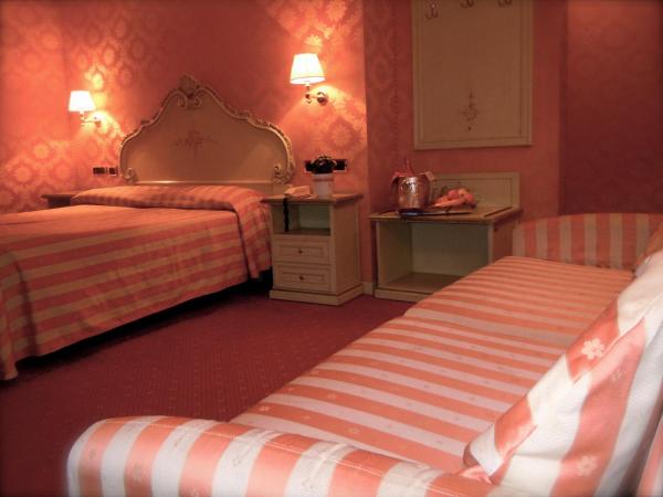 Hotel Lux : photo 3 de la chambre chambre triple avec salle de bains privative