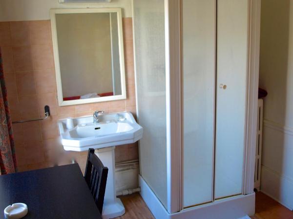 Hôtel Chateaubriand : photo 3 de la chambre chambre simple avec toilettes communes
