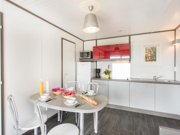 Village Vacances Le Parc Des Chênes (by Popinns) : photo 2 de la chambre chalet 3 chambres (6 personnes)