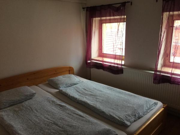 Hostel Fleda : photo 2 de la chambre chambre lits jumeaux avec salle de bains commune