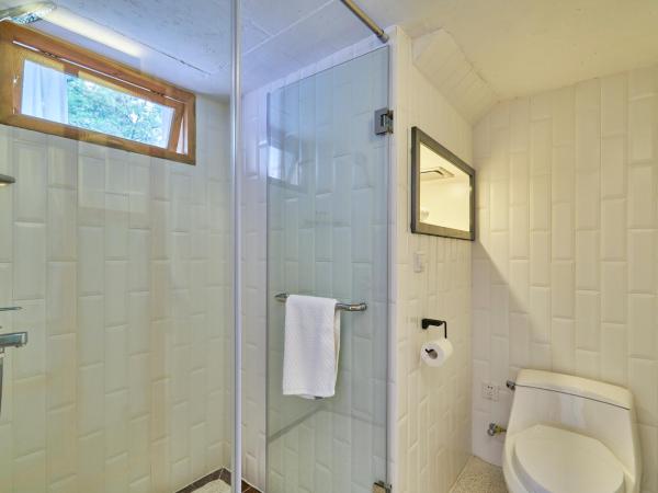 Wei Wen Inn : photo 2 de la chambre chambre lit king-size - vue sur montagne