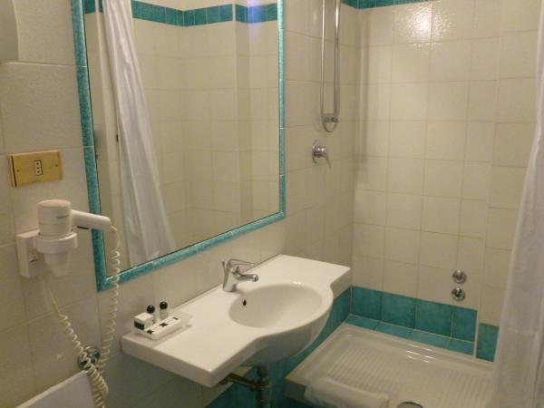 Hotel Plaza : photo 3 de la chambre chambre lits jumeaux