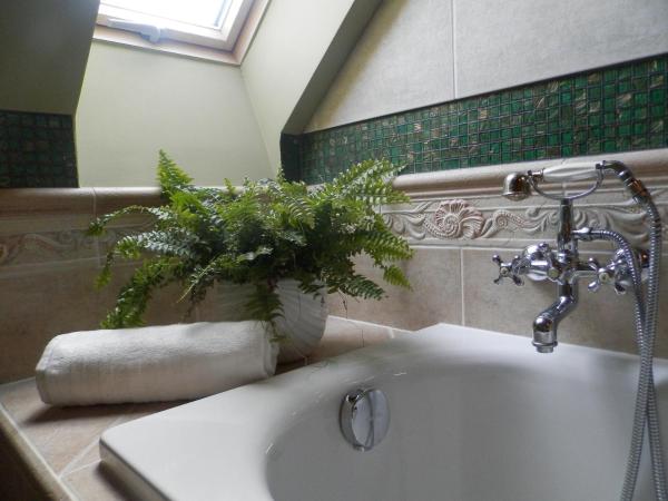 Nagyrét Panzió Eger : photo 1 de la chambre chambre triple avec salle de bains privative