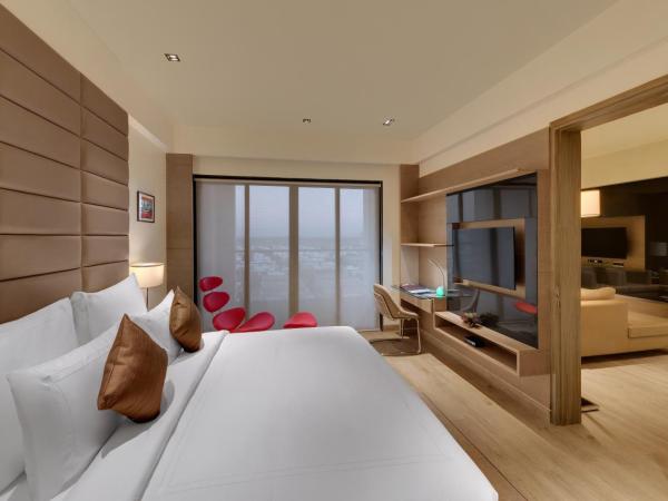 Wyndham Ahmedabad Shela : photo 9 de la chambre grand deluxe suite, 2 bedrooms, balcony, living room, city or garden view, non-smoking