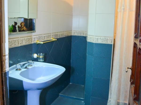 Sayta Hostal : photo 10 de la chambre chambre triple avec salle de bains privative