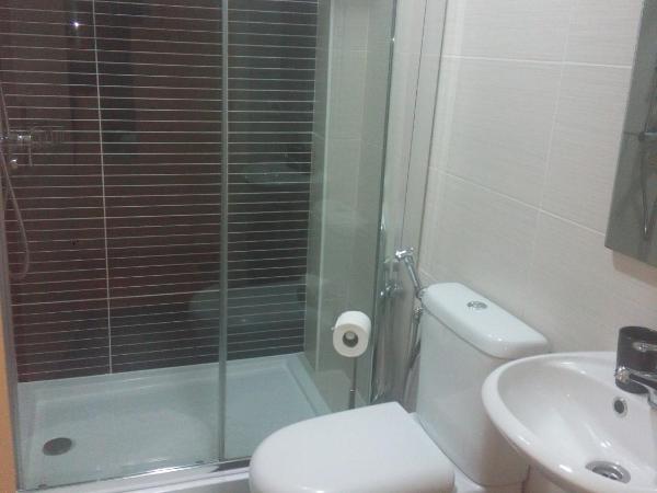 Jualis Guest House : photo 2 de la chambre chambre double avec salle de bains privative