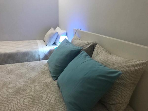 Jualis Guest House : photo 5 de la chambre chambre double avec salle de bains privative - vue sur jardin