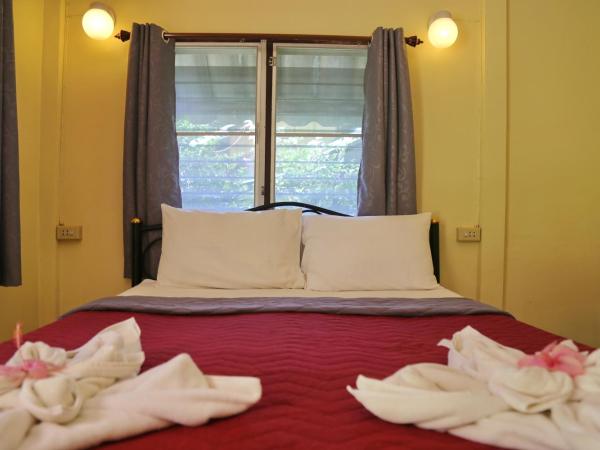 TP Hut Bungalows : photo 10 de la chambre chambre double de luxe avec ventilateur