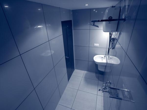 Roses Inn Fortkochi : photo 10 de la chambre chambre deluxe double ou lits jumeaux