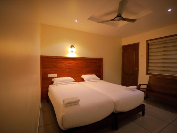 Roses Inn Fortkochi : photo 3 de la chambre chambre deluxe double ou lits jumeaux