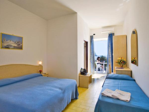 Hotel Riva del Sole : photo 2 de la chambre chambre double ou lits jumeaux standard - vue sur mer
