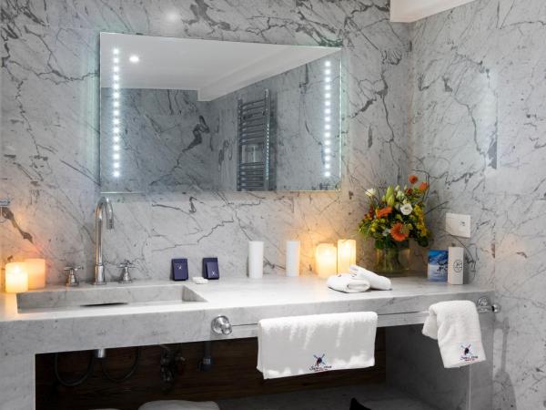 Snow Lodge Hotel Courchevel 1850 : photo 7 de la chambre suite rez-de-neige avec salon