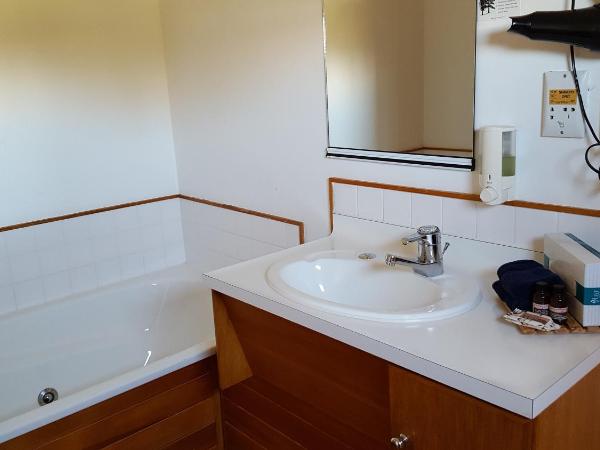 Cascades Lakefront Motel : photo 6 de la chambre budget upstairs studio