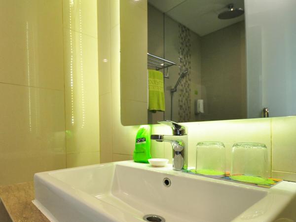 MaxoneHotels.com at Kramat : photo 4 de la chambre happiness twin smoking room 