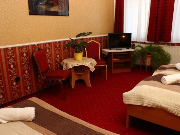 Kálmán Panzió : photo 7 de la chambre chambre triple avec salle de bains