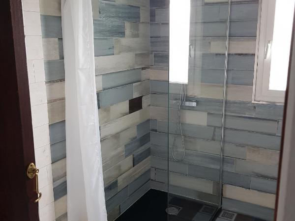 Villa Caraîbes : photo 7 de la chambre chambre quadruple avec salle de bains commune