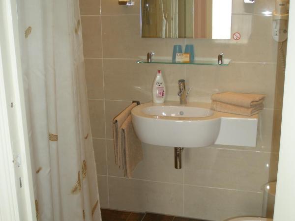 Hotel Excelsior : photo 4 de la chambre chambre triple standard