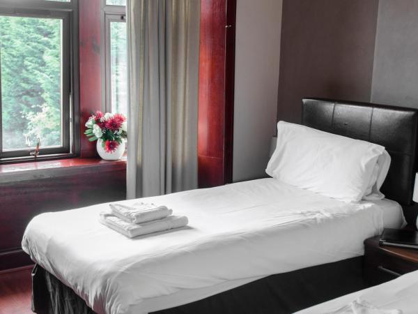 The Fullarton Park Hotel : photo 1 de la chambre chambre lits jumeaux avec salle de bains privative