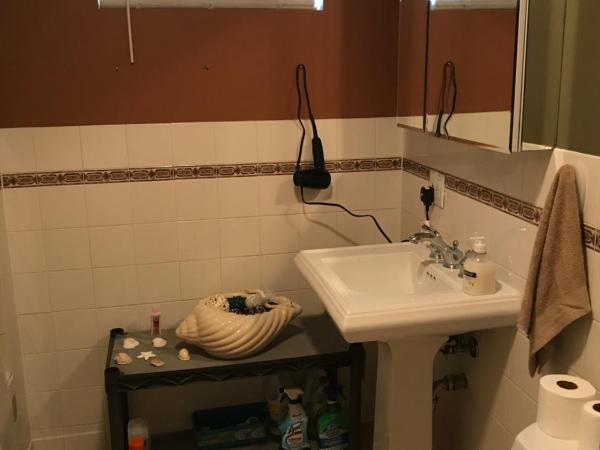 Hollywood Rentals LLC : photo 7 de la chambre chambre double avec salle de bains commune