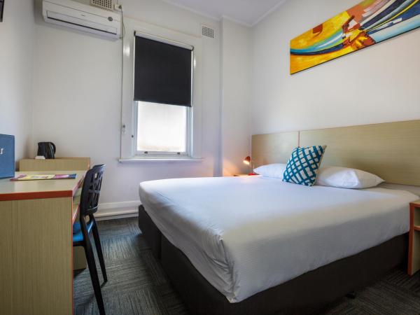 Melton Hotel Auburn : photo 9 de la chambre chambre lit king-size Économique avec salle de bains commune