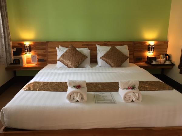Good Times Resort Kanchanaburi : photo 1 de la chambre petite chambre double - vue partielle sur piscine