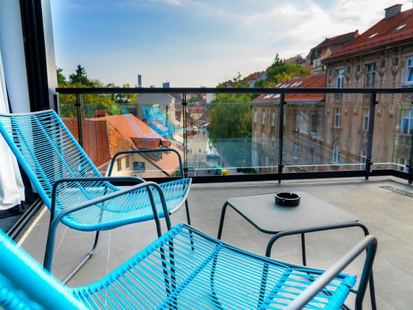 Hotel Academia : photo 8 de la chambre chambre double supérieure avec balcon