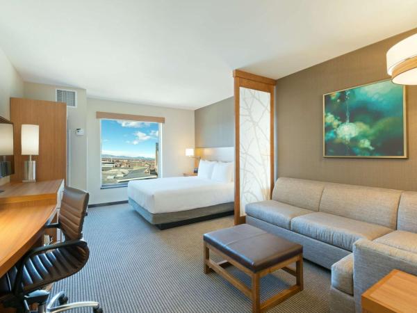 Hyatt Place Denver Downtown : photo 4 de la chambre chambre lit king-size avec baignoire accessible aux personnes à mobilité réduite