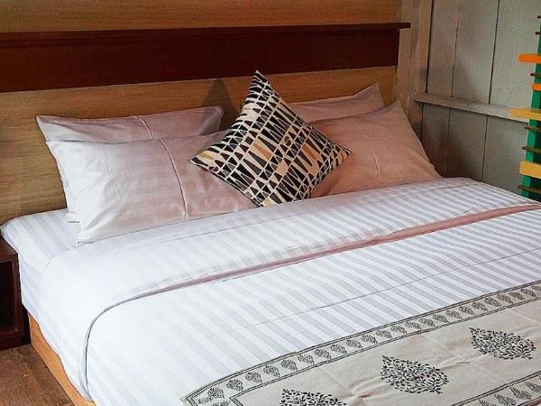 Baan Mai Kradan Hostel Chiang Rai : photo 7 de la chambre hébergement avec balcon