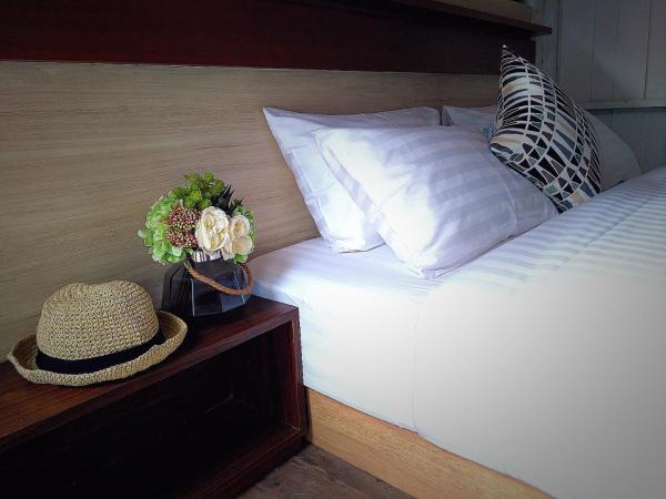 Baan Mai Kradan Hostel Chiang Rai : photo 2 de la chambre hébergement avec fenêtre