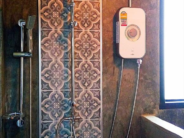 Baan Mai Kradan Hostel Chiang Rai : photo 10 de la chambre chambre triple avec salle de bains commune