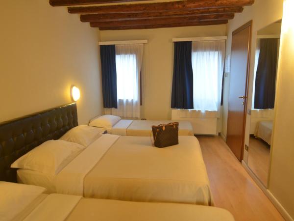 Piccolo Tiepolo : photo 2 de la chambre chambre quadruple avec salle de bains privative