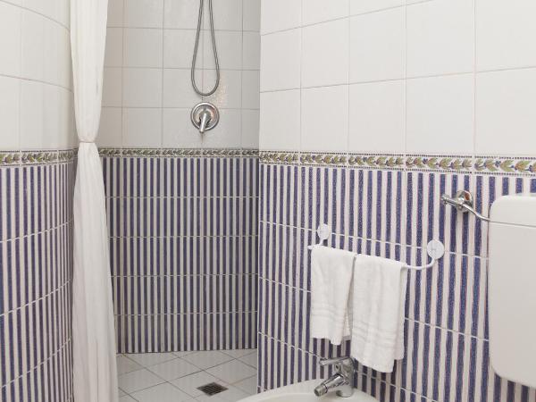 Hotel Loreley : photo 10 de la chambre chambre double ou lits jumeaux - vue sur mer