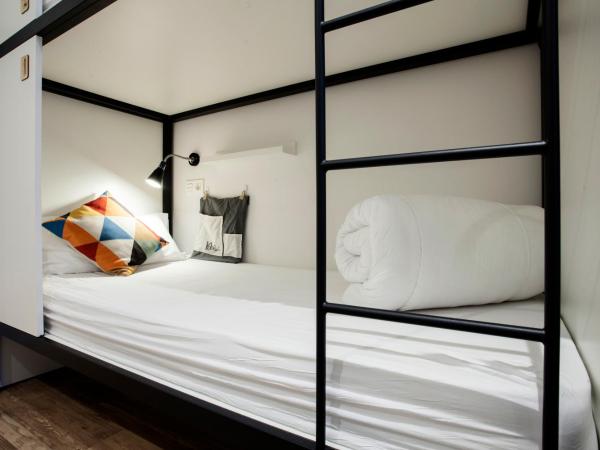Koba Hostel : photo 2 de la chambre lit dans dortoir de 6 lits avec salle de bains privative 