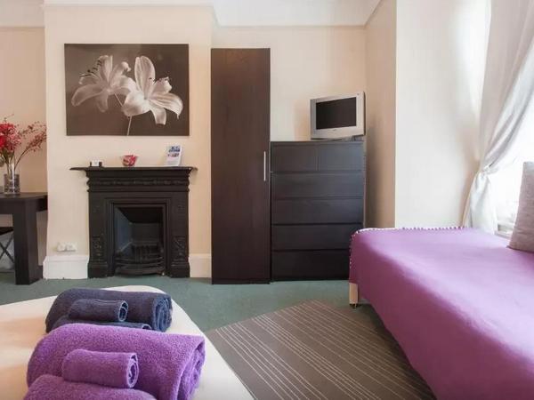 Home2Home-Rooms : photo 6 de la chambre chambre quadruple avec salle de bains commune