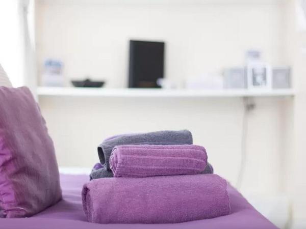 Home2Home-Rooms : photo 5 de la chambre chambre familiale avec salle de bains commune